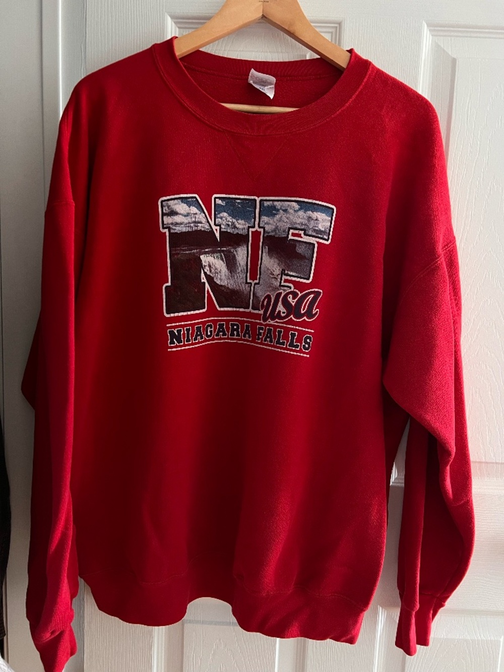 Unisex Vintage Niagara Falls USA Red Graphic Crewneck Sweatshirt